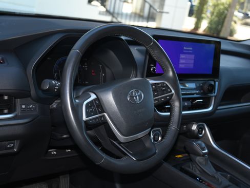 Certified 2024 Toyota Grand Highlander XLE image 8