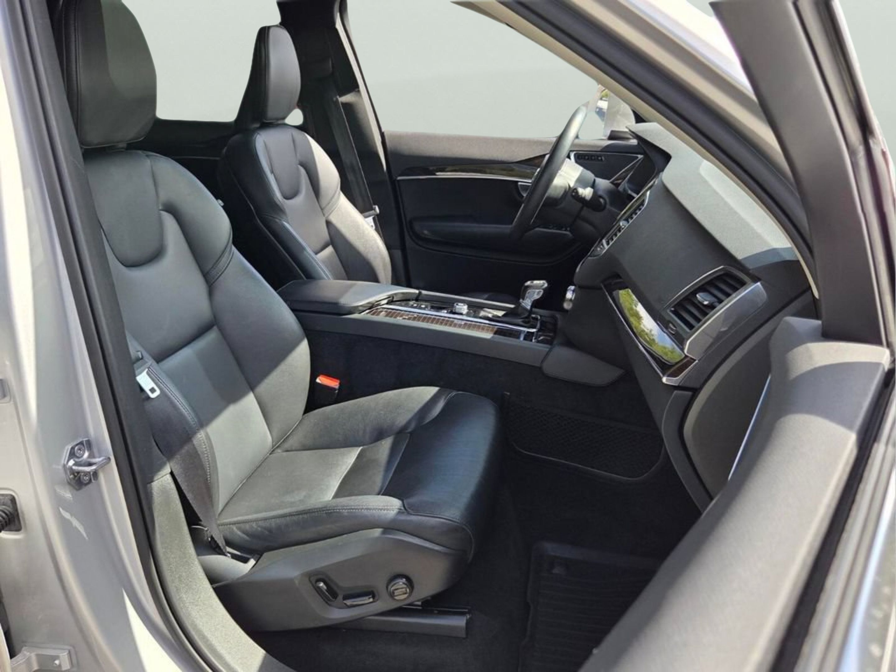 Used 2019 Volvo XC90 T5 Momentum w/ Protection Package Premier AWD/4WD image 22