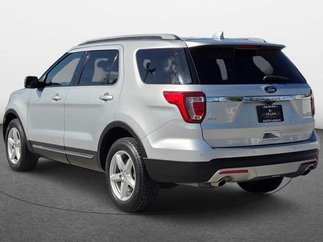 Used 2017 Ford Explorer XLT w/ Equipment Group 202A AWD/4WD image 4