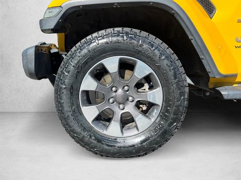 Used 2018 Jeep Wrangler Unlimited Sahara AWD/4WD image 9