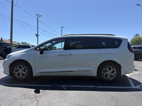 Used 2023 Chrysler Pacifica Limited FWD image 4