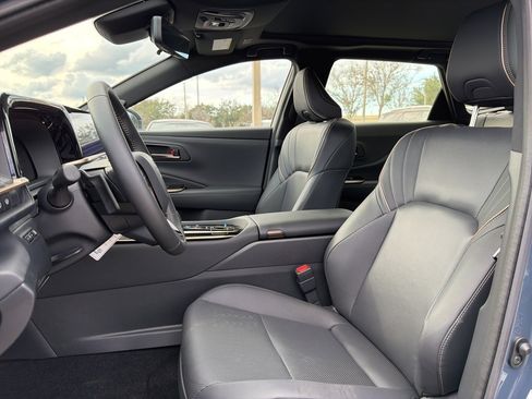 Used 2025 Toyota Crown Signia Limited image 9