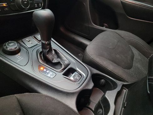 Used 2019 Jeep Cherokee Latitude w/ Popular Appearance Group AWD/4WD image 26