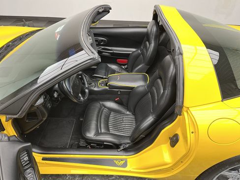 Used 2000 Chevrolet Corvette Coupe w/ Roof Pkg RWD image 8