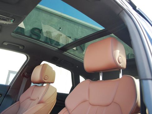 Used 2025 Audi Q5 e Prestige w/ Prestige Package image 8