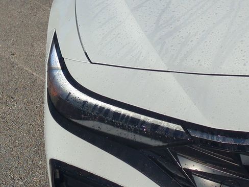 Used 2025 Hyundai Elantra Limited image 9