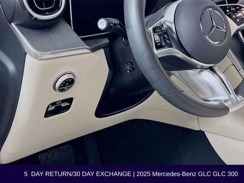 Used 2025 Mercedes-Benz GLC 300 4MATIC image 11