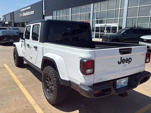 Used 2021 Jeep Gladiator Willys image 11