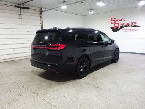 Used 2024 Chrysler Pacifica Touring-L w/ S Appearance Package AWD/4WD image 4