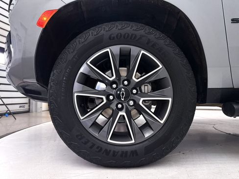Used 2024 Chevrolet Suburban Z71 w/ Luxury Package AWD/4WD image 19