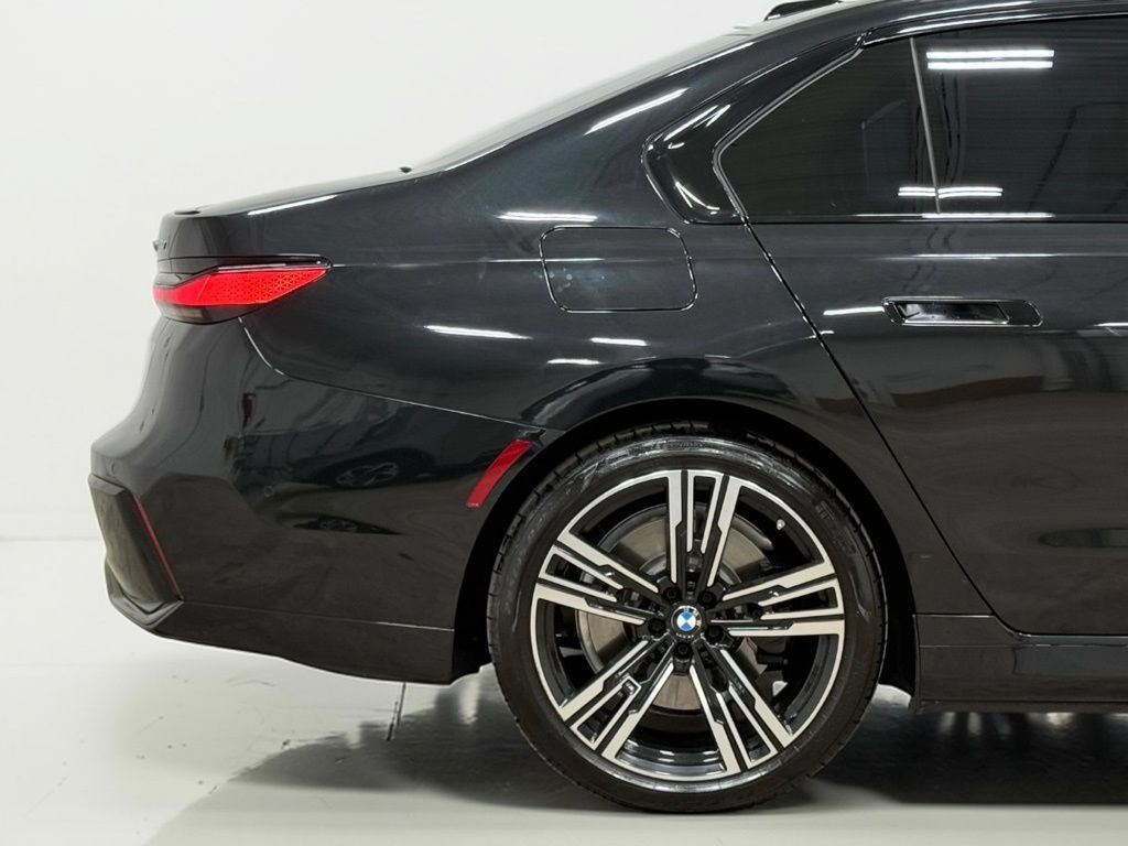 Used 2023 BMW i7 xDrive60 AWD/4WD image 13
