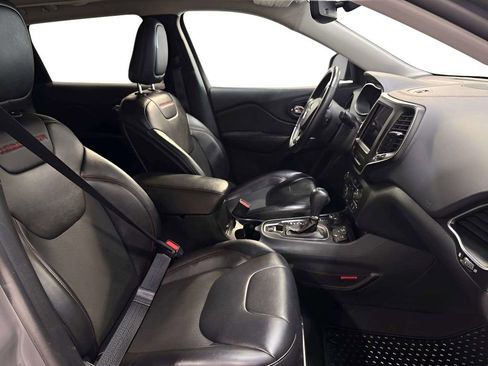 Used 2019 Jeep Cherokee Trailhawk w/ Comfort & Convenience Group AWD/4WD image 33