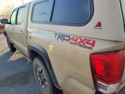 Used 2017 Toyota Tacoma TRD Off-Road image 6