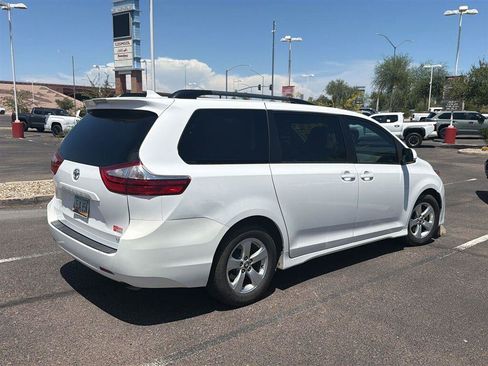Used 2018 Toyota Sienna LE w/ Carpet Mat Package FWD image 5
