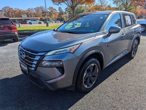 Used 2024 Nissan Rogue SV image 4