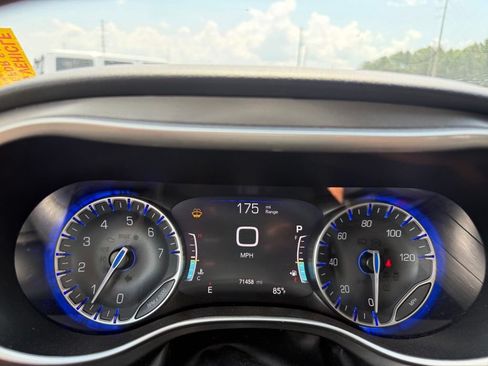 Used 2023 Chrysler Pacifica Touring-L FWD image 13