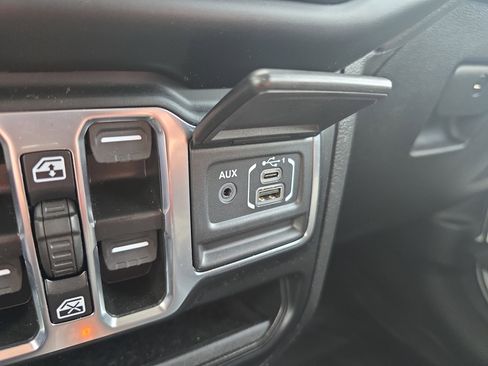 Used 2023 Jeep Gladiator Overland w/ Cold Weather Group image 36