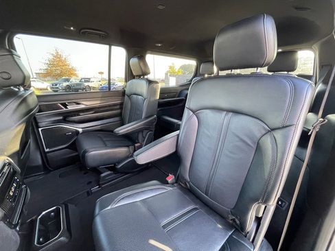 Used 2024 Jeep Wagoneer Series III image 25