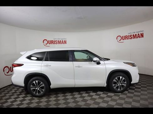 Used 2023 Toyota Highlander XLE AWD/4WD image 10
