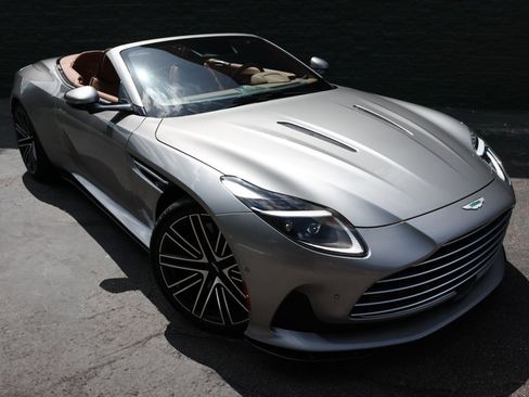 Used 2024 Aston Martin DB12 Convertible image 19