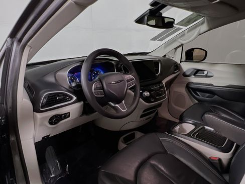 Used 2022 Chrysler Pacifica Touring-L image 30