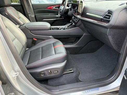 Used 2025 Chevrolet Traverse RS FWD image 13