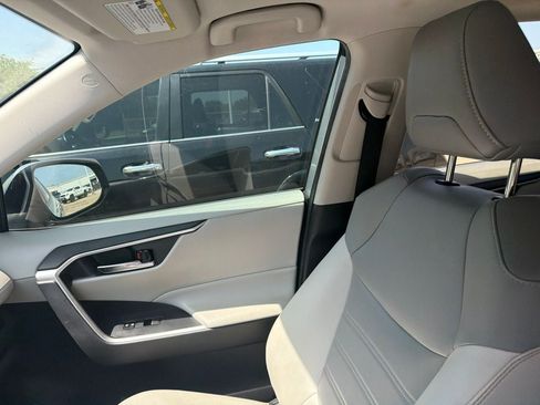 Used 2019 Toyota RAV4 XLE Premium FWD image 10