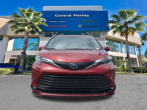 Used 2025 Toyota Sienna XLE FWD image 3