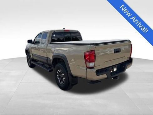 Used 2017 Toyota Tacoma TRD Off-Road w/ Premium & Technology Package AWD/4WD image 4