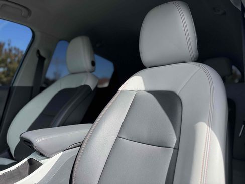 Used 2019 Chevrolet Bolt Premier w/ Infotainment Package FWD image 11