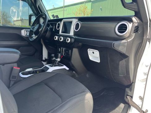 Used 2018 Jeep Wrangler Unlimited Sahara w/ Uconnect 4C Nav & Sound Group image 14
