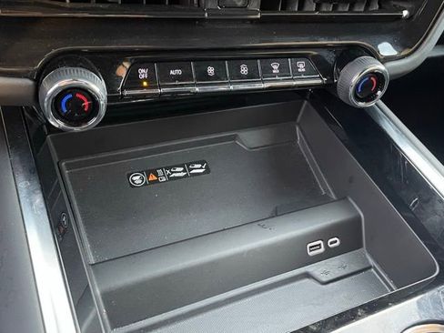 Used 2025 Chevrolet Suburban Z71 image 19