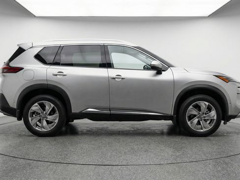 Used 2025 Nissan Rogue SV FWD image 11
