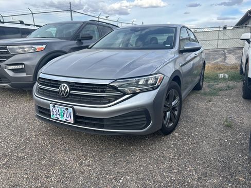 Used 2024 Volkswagen Jetta SE FWD image 1