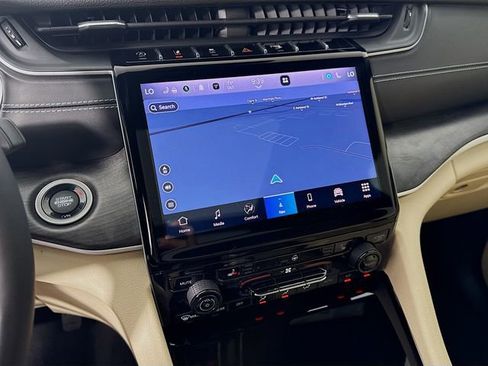 Used 2023 Jeep Grand Cherokee Limited image 13