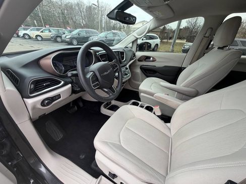 Used 2017 Chrysler Pacifica Touring image 9