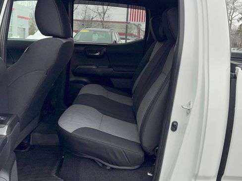 Certified 2022 Toyota Tacoma TRD Off-Road image 19