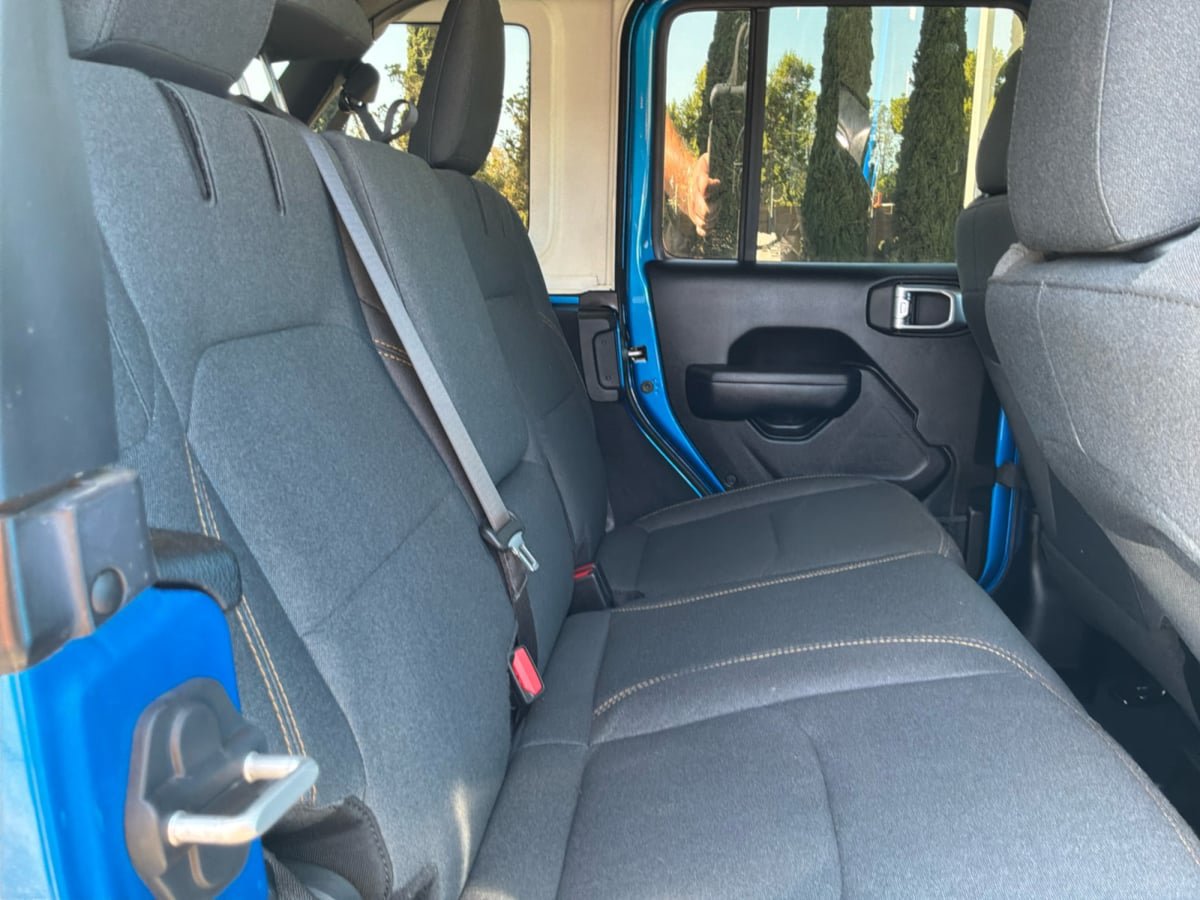 Used 2024 Jeep Wrangler Unlimited w/ Convenience Group AWD/4WD image 20