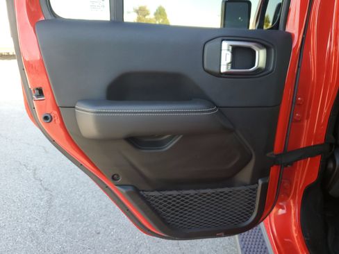 Used 2019 Jeep Wrangler Unlimited Sahara image 8