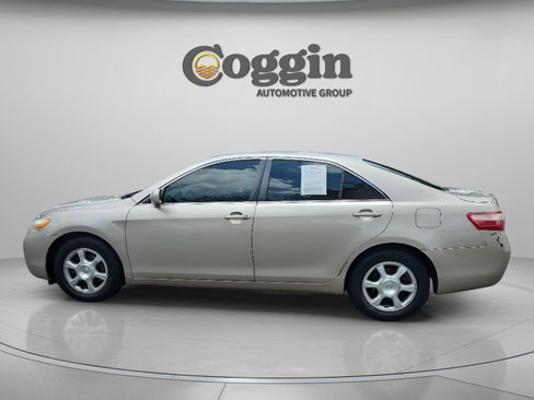 Used 2009 Toyota Camry SE FWD image 2