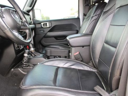 Used 2018 Jeep Wrangler Unlimited Sahara AWD/4WD image 8