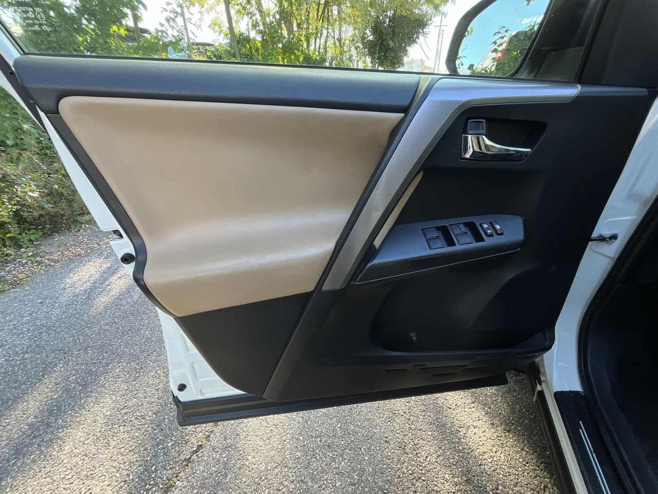 Used 2018 Toyota RAV4 XLE AWD/4WD image 3