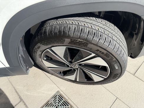 Used 2024 Volkswagen Taos SE w/ Panoramic Sunroof Package image 15