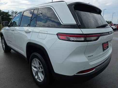 Used 2023 Jeep Grand Cherokee Laredo AWD/4WD image 7
