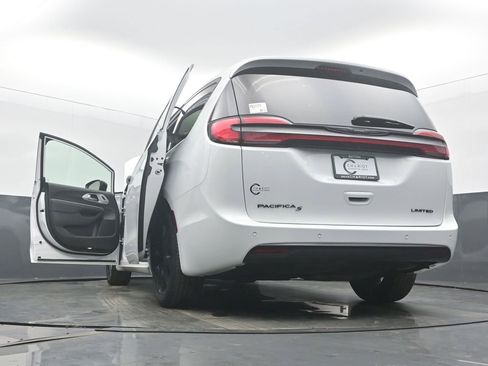 Used 2025 Chrysler Pacifica Limited image 58