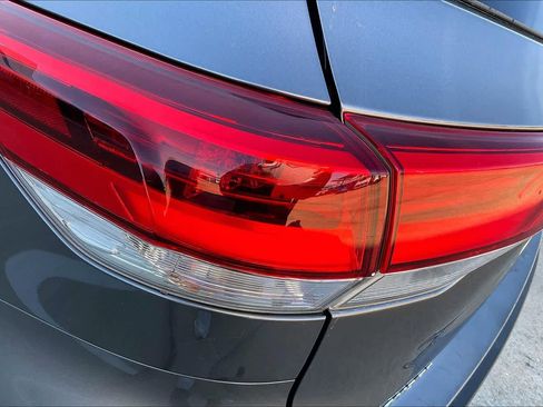 Used 2018 Toyota Highlander LE image 27