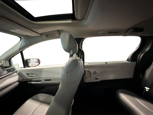 Used 2025 Toyota Sienna XLE AWD/4WD image 40