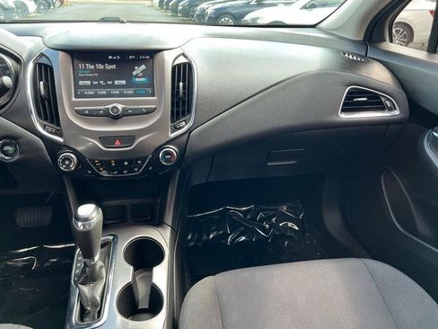 Used 2018 Chevrolet Cruze LT w/ Convenience Package FWD image 11