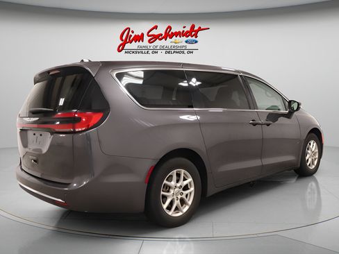 Used 2023 Chrysler Pacifica Touring-L FWD image 6