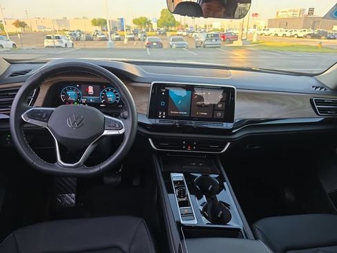 Used 2024 Volkswagen Atlas SE FWD image 12